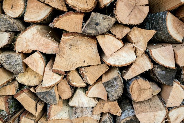 Les avantages insoupçonnés de la bûche de bois compressé
